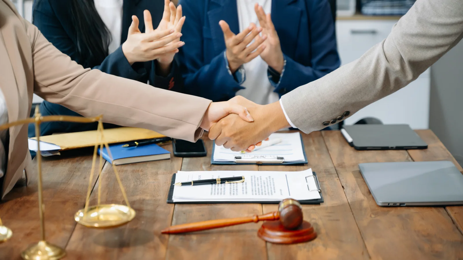 Diferencias entre Conciliación y Arbitraje - Balanza de la justicia y mazo de juez