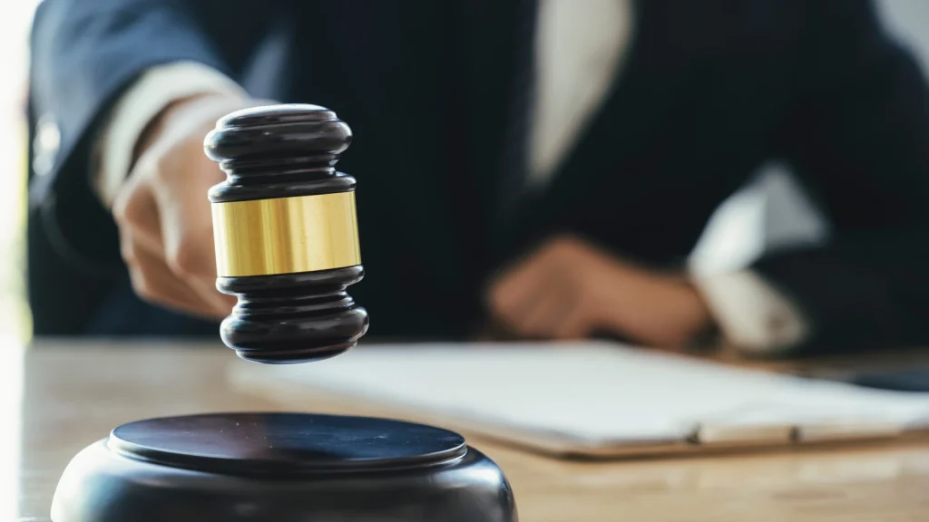 Laudo arbitral definitivo y obligatorio - Mazo de juez en arbitraje